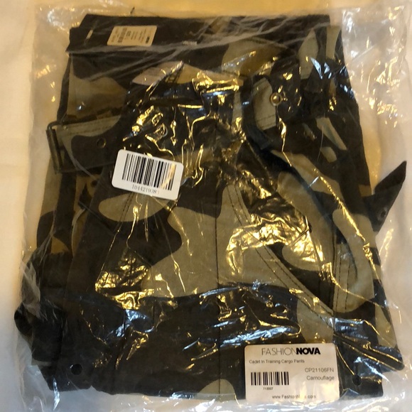 Fashion Nova Cargo Pants - Picture 5 of 6